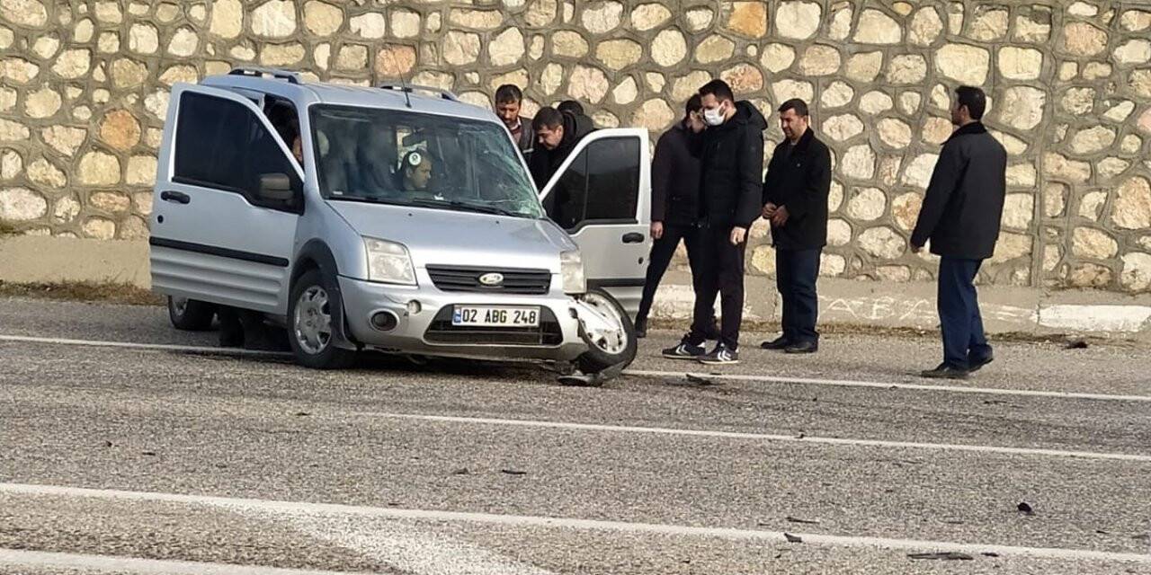 Kamyonet ile yolcu minibüsü çarpıştı: 1 yaralı