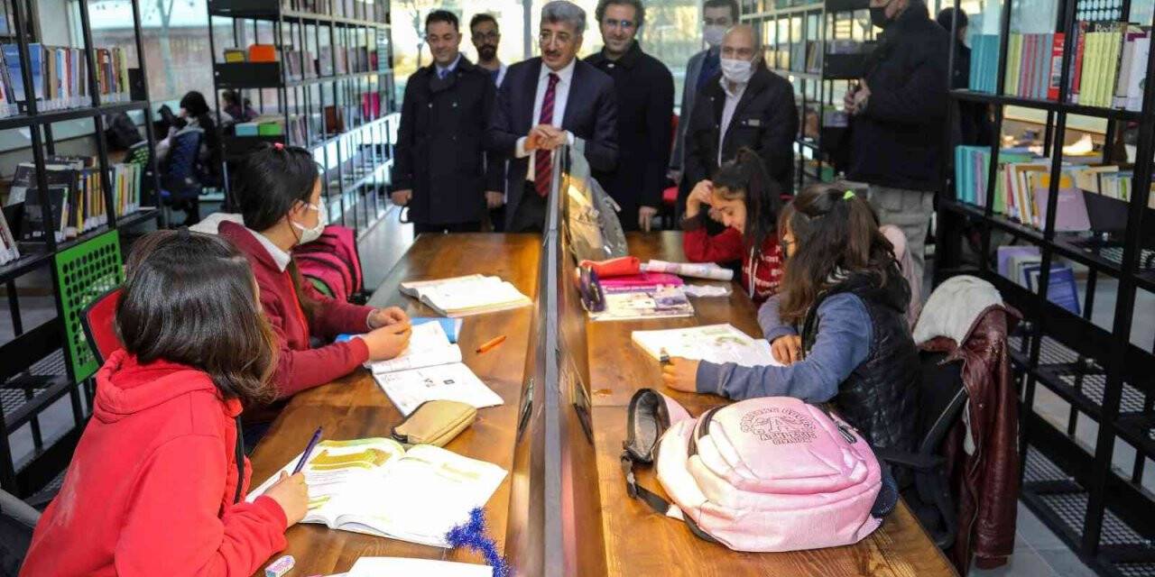 Van Büyükşehir Belediyesinin kütüphanesi hizmete açıldı