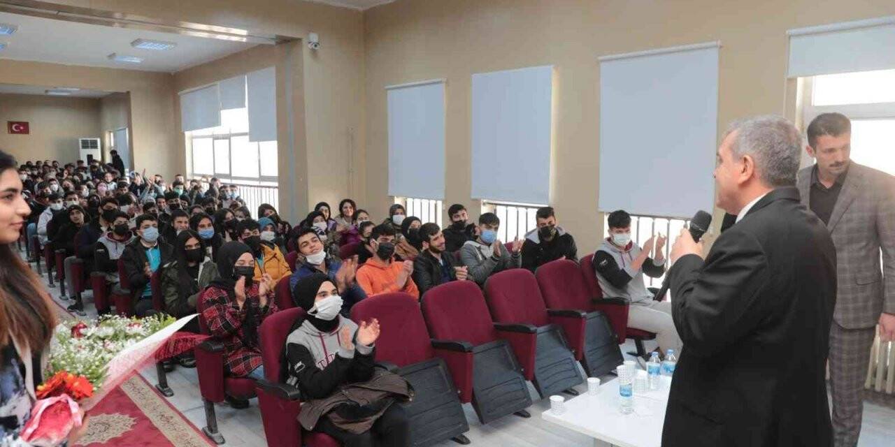 Beyazgül öğrencilerle bir araya geldi