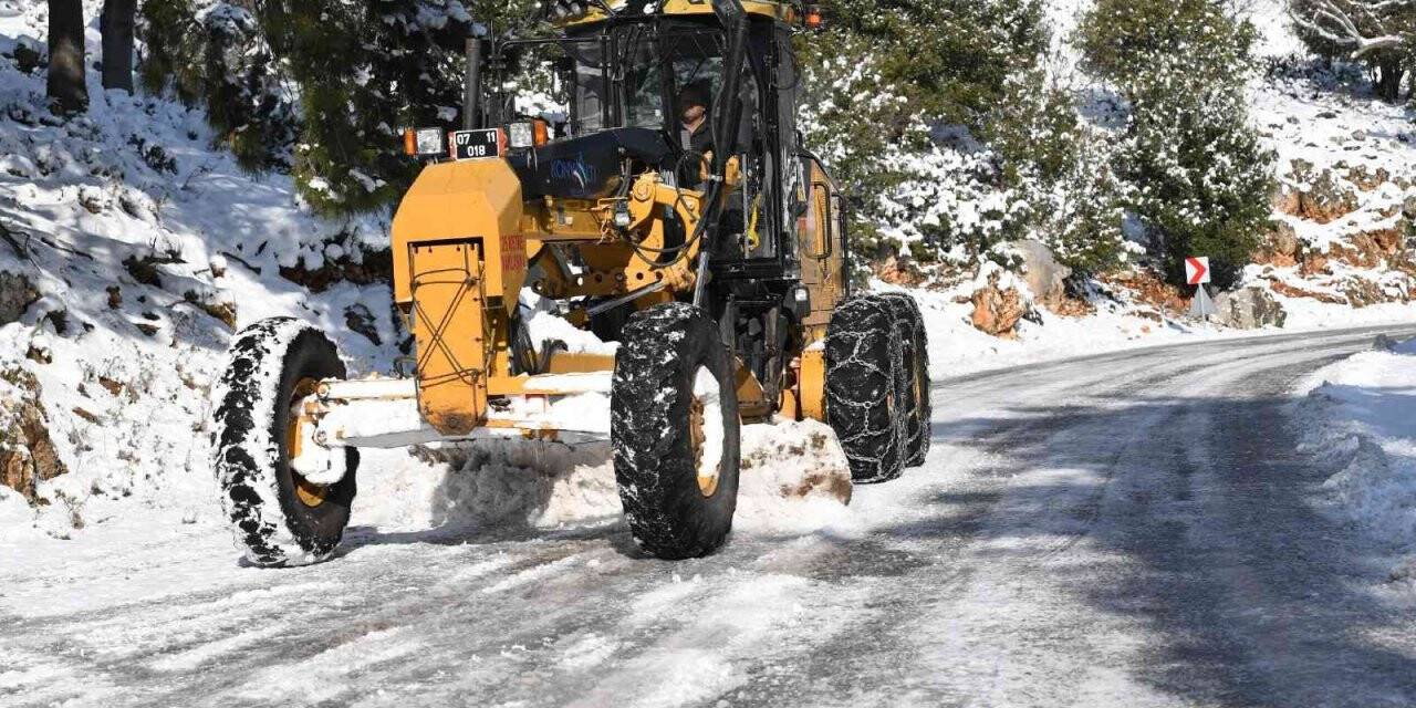 Konyaaltı Belediyesi ekipleri yağmur ve kara karşı teyakkuzda