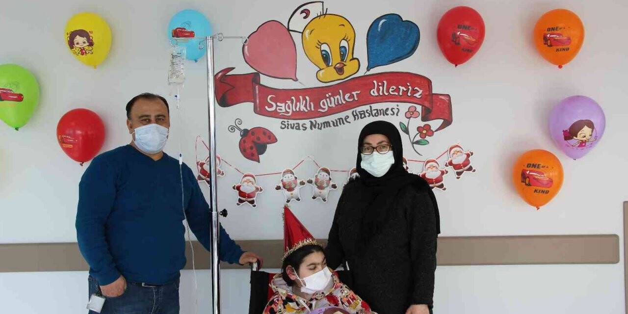 Yatar çocuk hastalara yeni yıl sürprizi