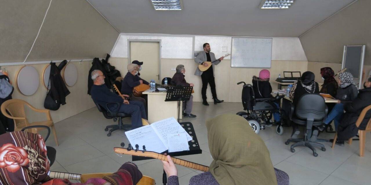 Ulu çınarlar musiki ile terapi oluyor
