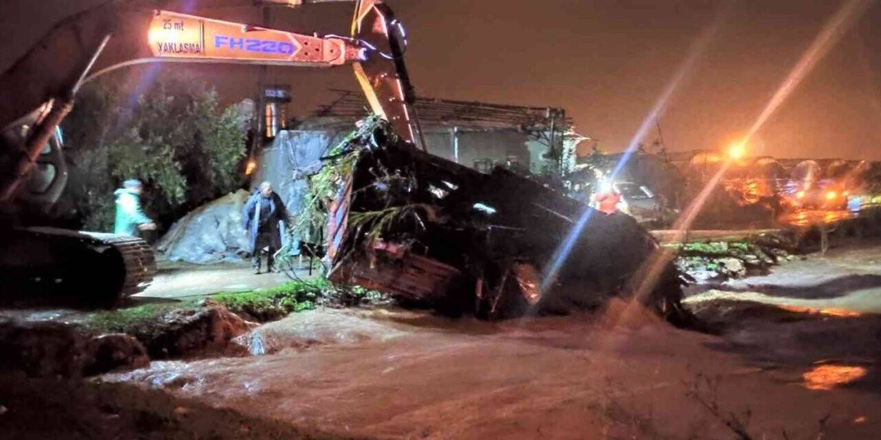 Kumluca’da fırtına mesaisi