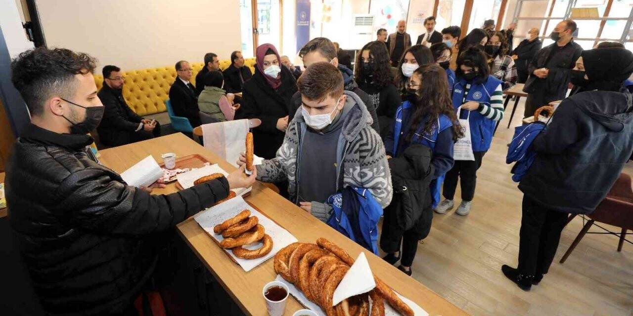 GAÜN öğrencilerine ücretsiz çay simit