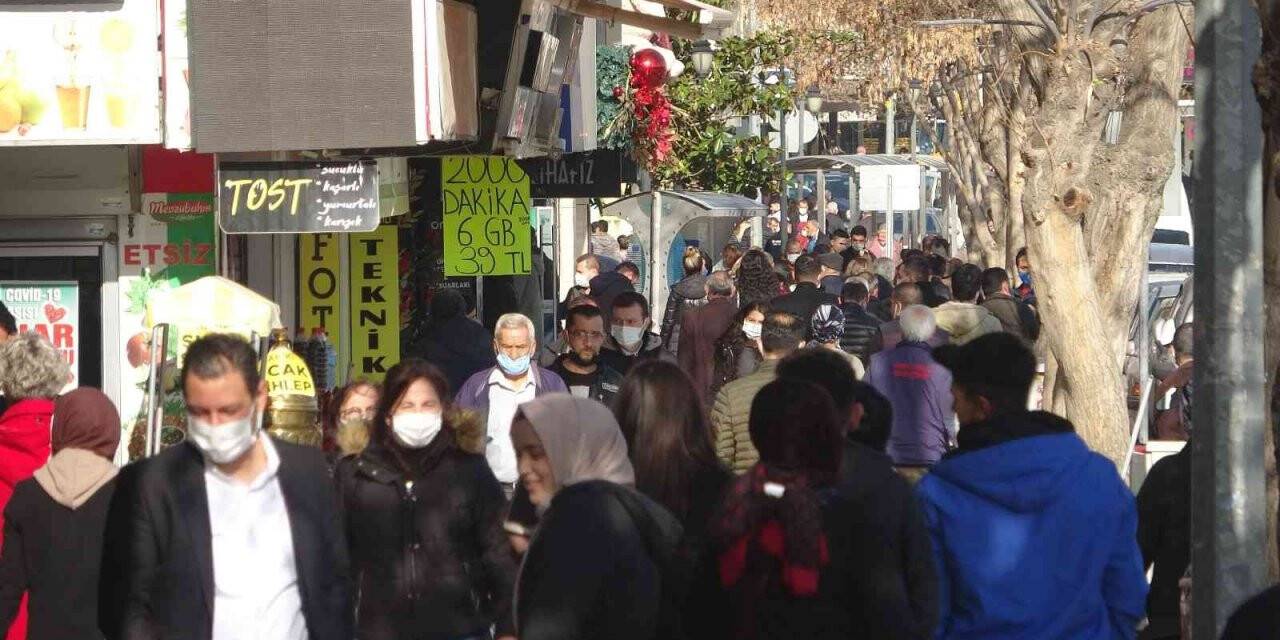 Denizli’de yeni yıla saatler kala alışveriş telaşı devam ediyor