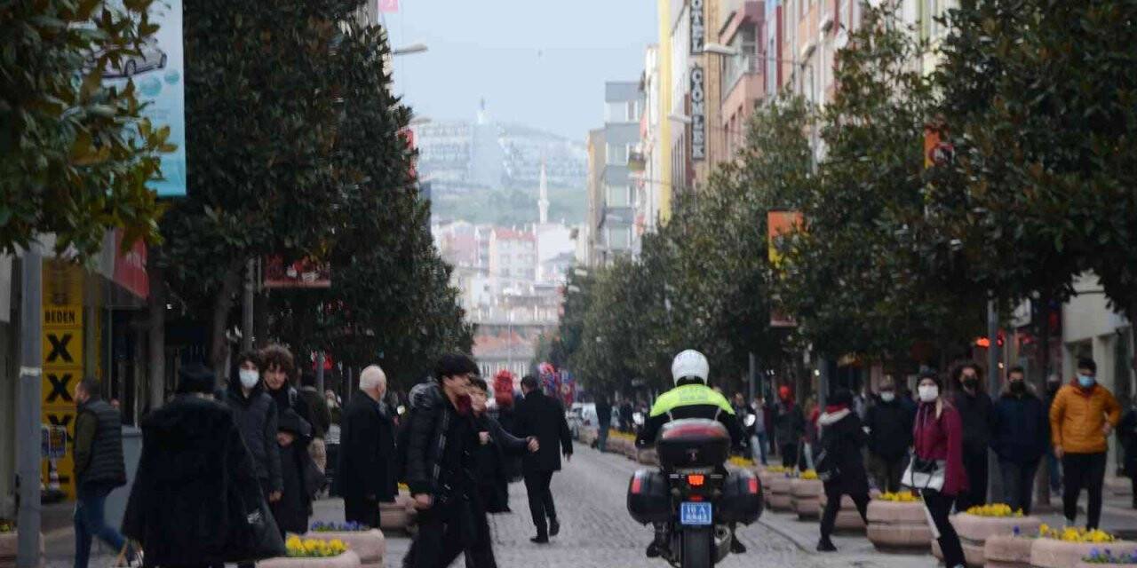 Balıkesır’ın simgesi milli kuvvetler caddesi yılbaşı nedeniyle trafiğe kapandı