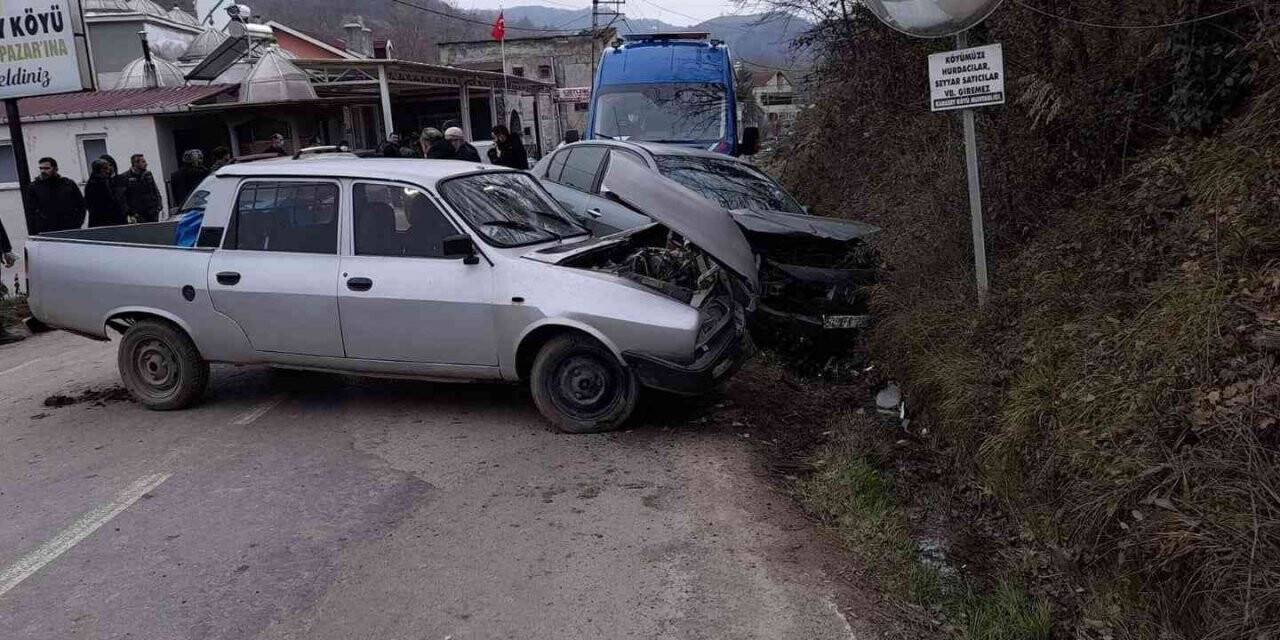 Türkeli’de iki otomobil çarpıştı: 2 yaralı