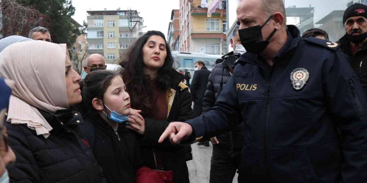 Mahalleli yol kapattı, polis "Suç işlemeyin" diye uyardı