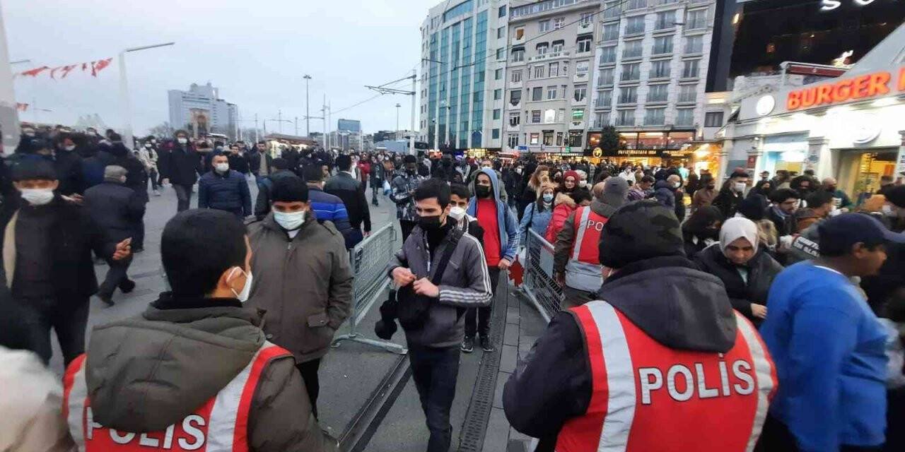 Yılbaşı öncesi insanlar İstiklal Caddesi’ne akın etti