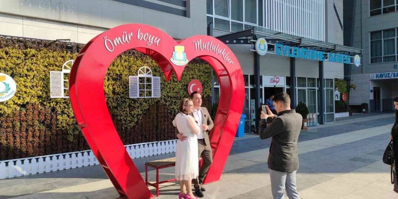 Türk ve Alman çift 2021 yılın son saatlerinde hayatlarını birleştirdi