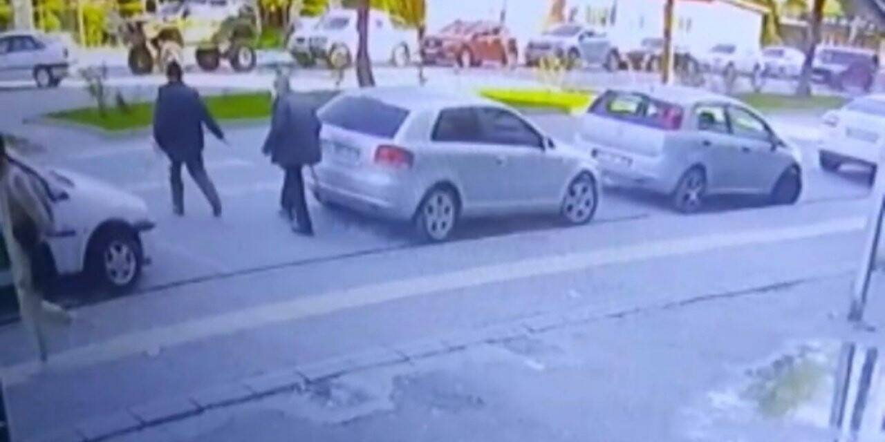 Edremit’te yaşlı amca ve yakını karşıdan karşıya geçemedi