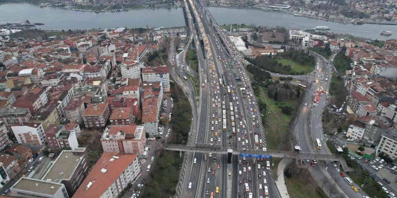 Yılbaşına saatler kala İstanbul trafiğinde yoğunluk