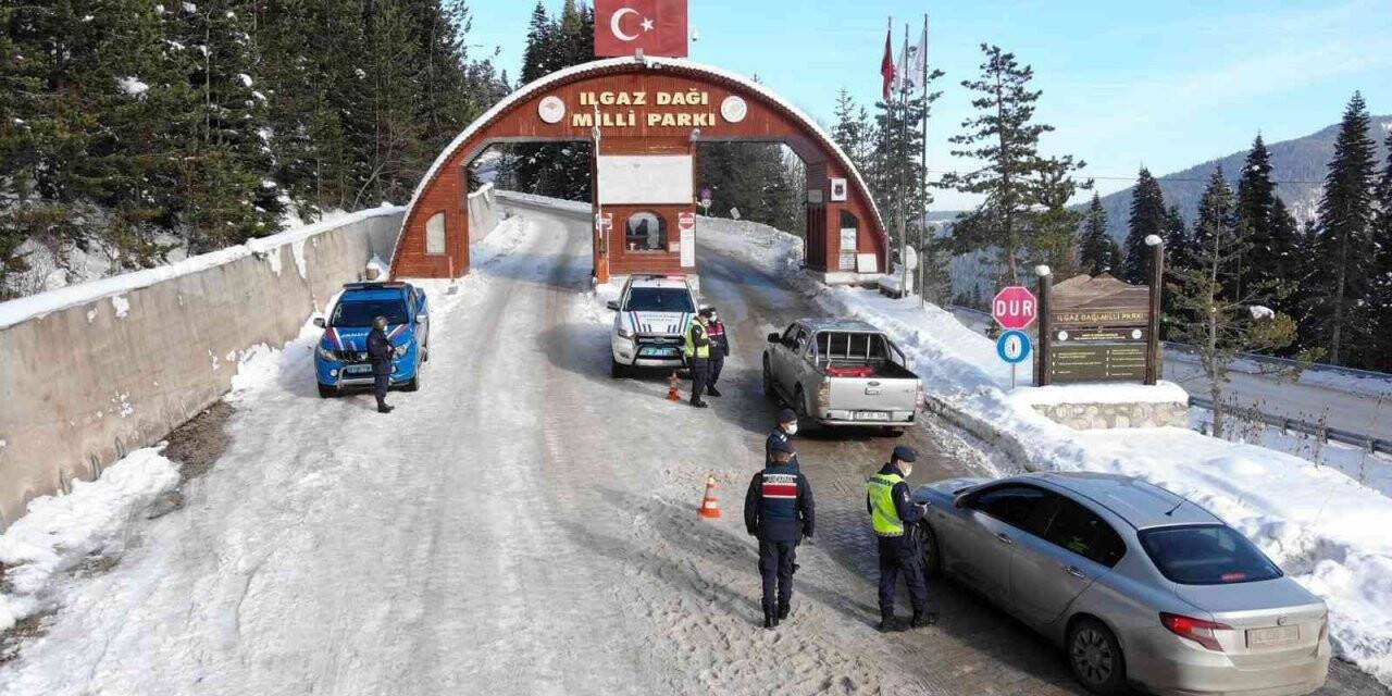 Jandarma ekipleri, yılbaşı tatili öncesi Ilgaz Dağı’nda tedbirlerini arttırdı