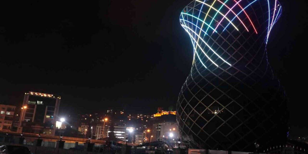 Dev çay bardağı ışıklandırıldı, ortaya renkli görüntüler çıktı