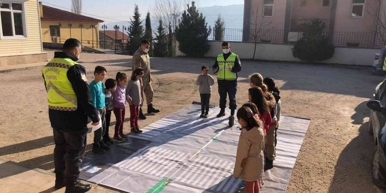 Jandarmalardan oyun oynar gibi trafik eğitimi aldılar