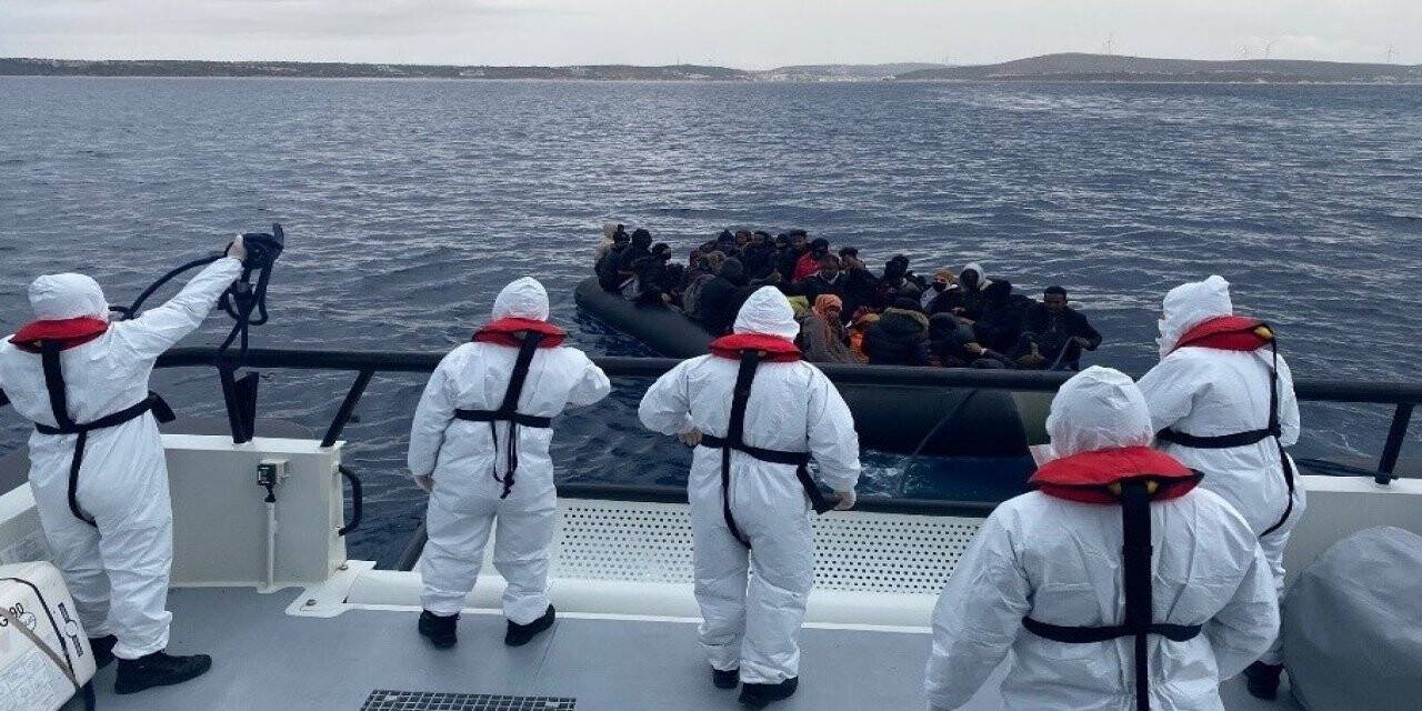 İzmir açıklarında 157 düzensiz göçmen kurtarıldı