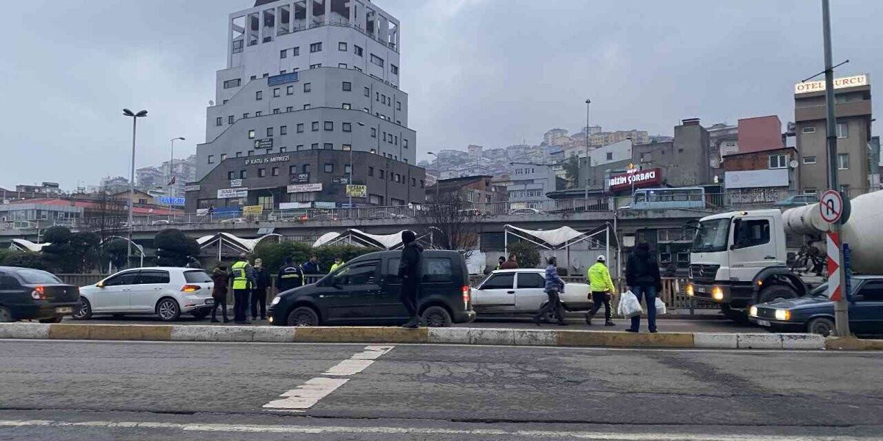 Beton mikseri otomobile çarptı