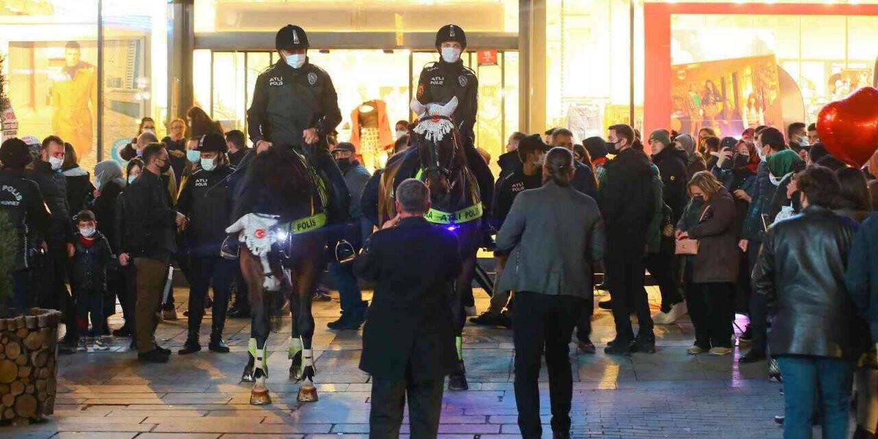 Kızılay’da yılbaşı kutlamalarında güvenliği atlı ve köpekli polisler sağladı