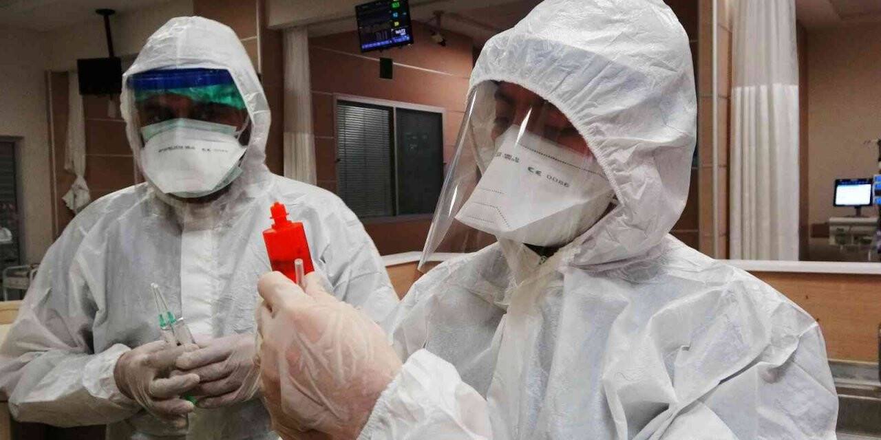 Doktorlar hastalara ‘nefes’ olabilmek için yeni yıla hastanede giriyor