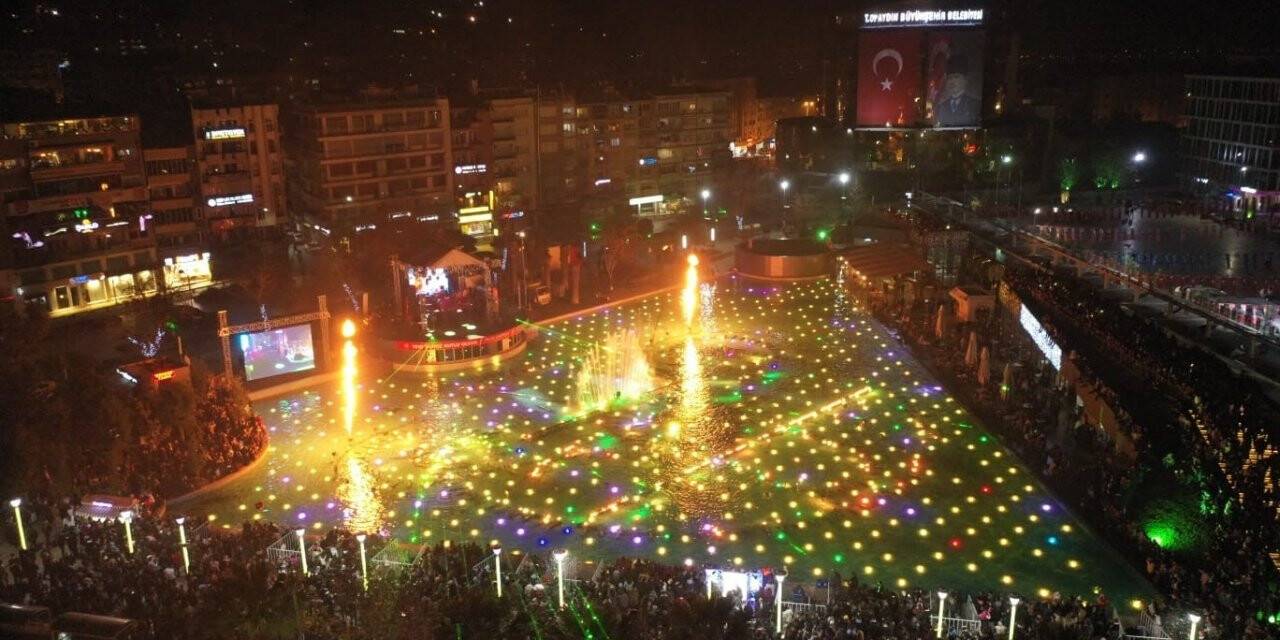 Büyükşehir’in yeni yıl kutlaması binlerce kişinin katılımı ile devam ediyor