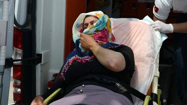 Eşini dövüp otomobilden attı