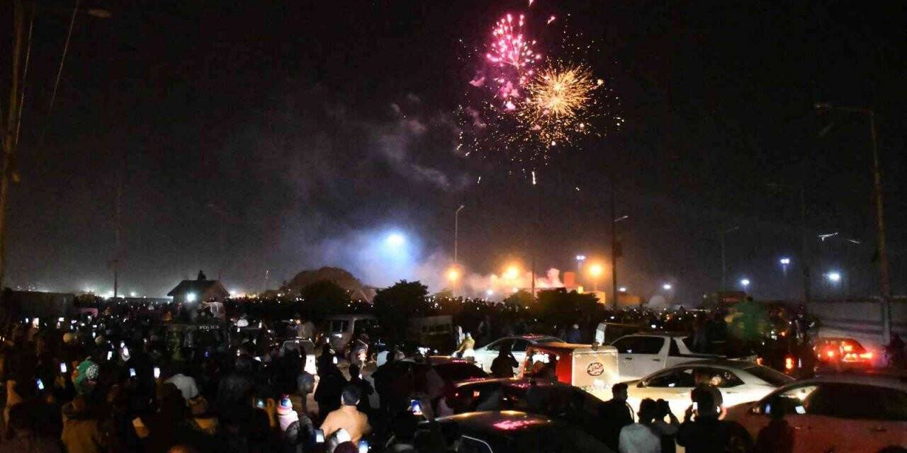 Pakistan’da maskesiz ve sosyal mesafesiz yılbaşı kutlaması