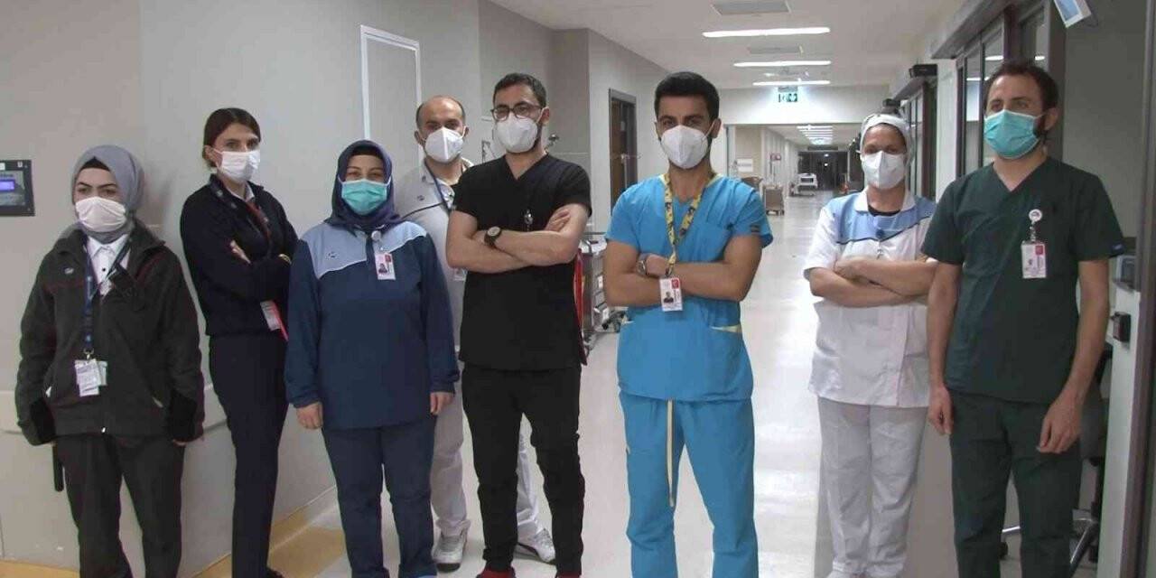 Sağlık personelleri 2022 yılına çalışarak girdi