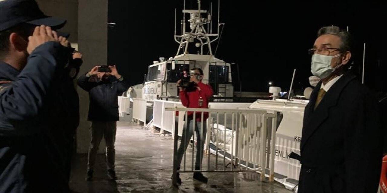 Kuşadası Kaymakamı Yücel, yılbaşı gecesi güvenlik noktalarını gezdi