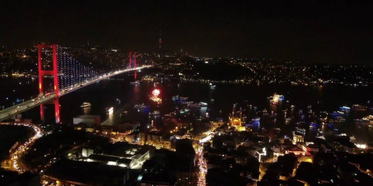 15 Temmuz Şehitler Köprüsü’nde yılbaşı coşkusu havadan görüntülendi