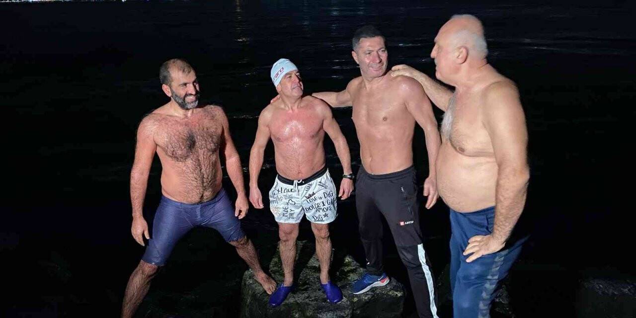 Yeni yılı Sarayburnu’nda buz gibi havada denize girerek kutladılar