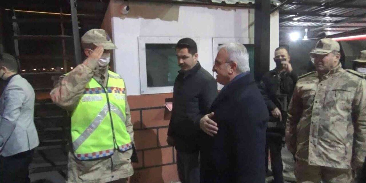 Diyarbakır Valisi Karaloğlu, yeni yılın ilk saatlerinde güvenlik güçlerini ziyaret etti