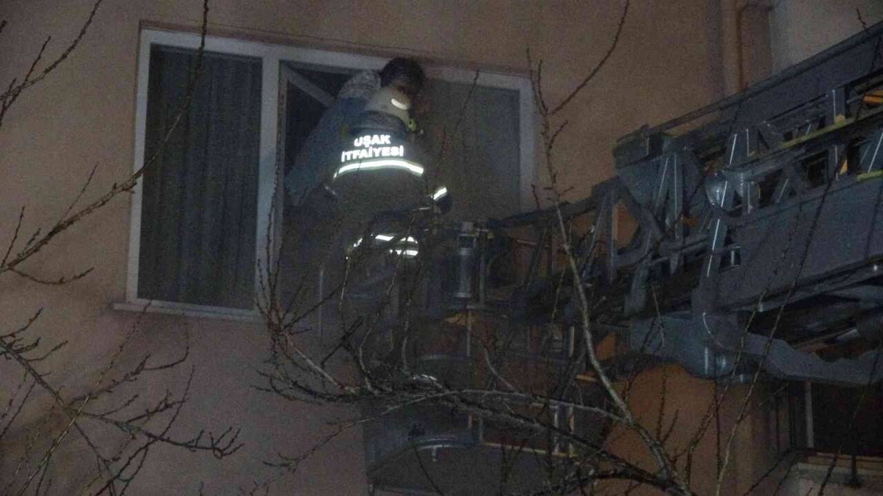 Dumanların arasında kalan vatandaşları itfaiye ekipleri kurtardı