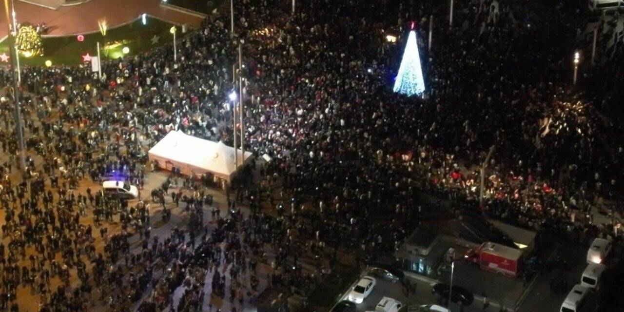 Taksim’de yılbaşı coşkuyla kutlandı