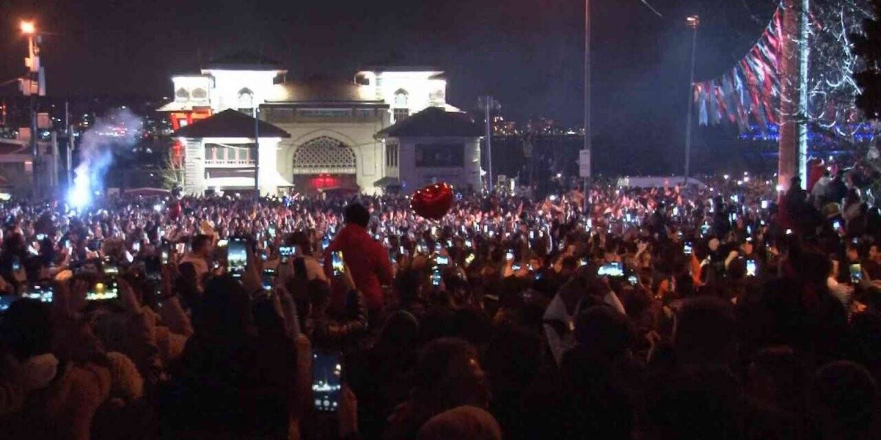 Beşiktaş’ta vatandaşlar Edis konseri ile yeni yıla girdi
