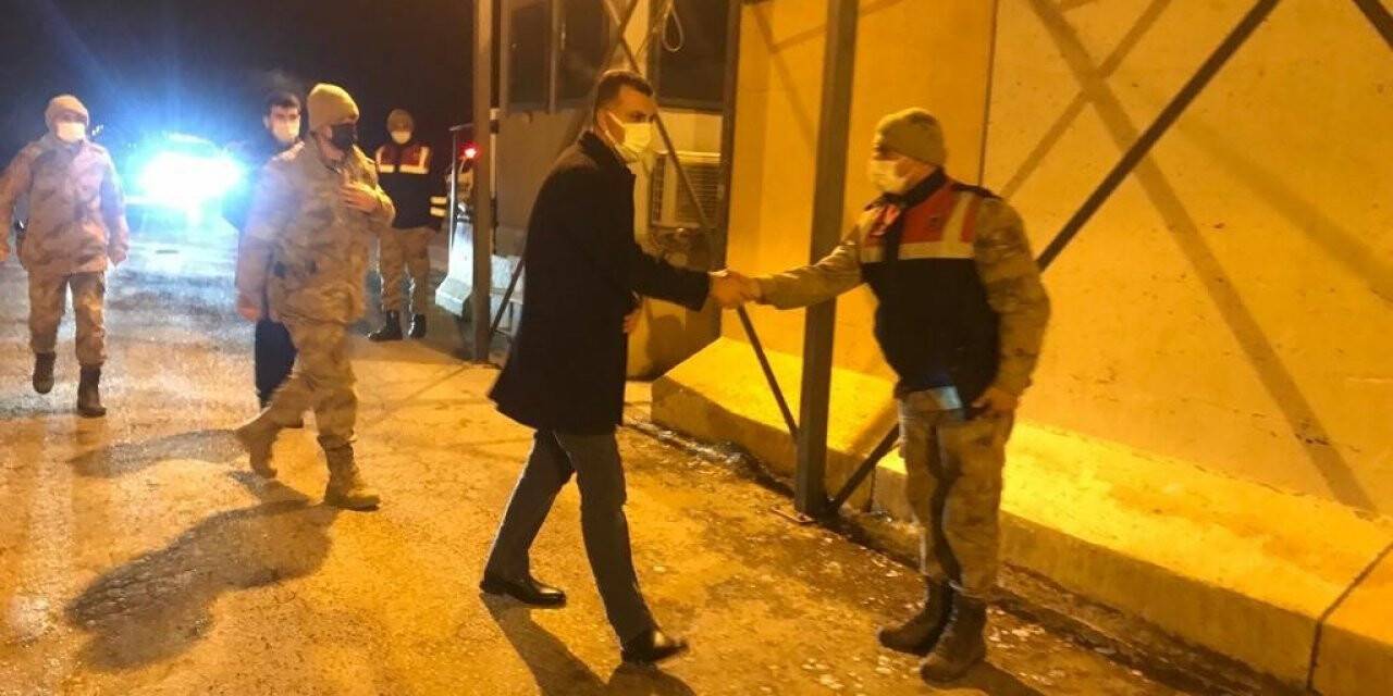Kaymakam Savar, yılbaşında görev yapan polis ve jandarma ekiplerini ziyaret etti