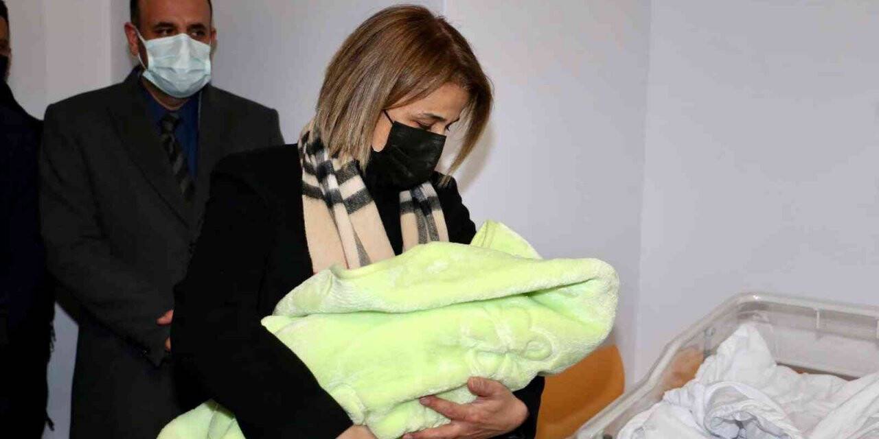 Yeni yılın ilk bebeği dünyaya geldi