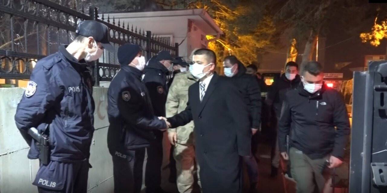 Erciş Kaymakamı Mehmetbeyoğlu, kontrol noktasındaki güvenlik güçlerinin yeni yılını kutladı