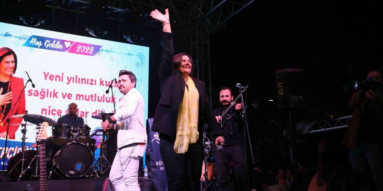 Başkan Çerçioğlu, yeni yıla vatandaşlarla birlikte Kent Meyddanı’nda girdi