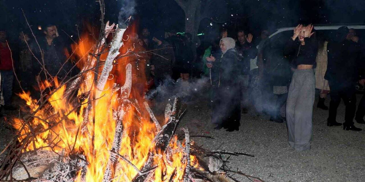 Buz gibi havada ateş başında halaylı yeni yıl coşkusu