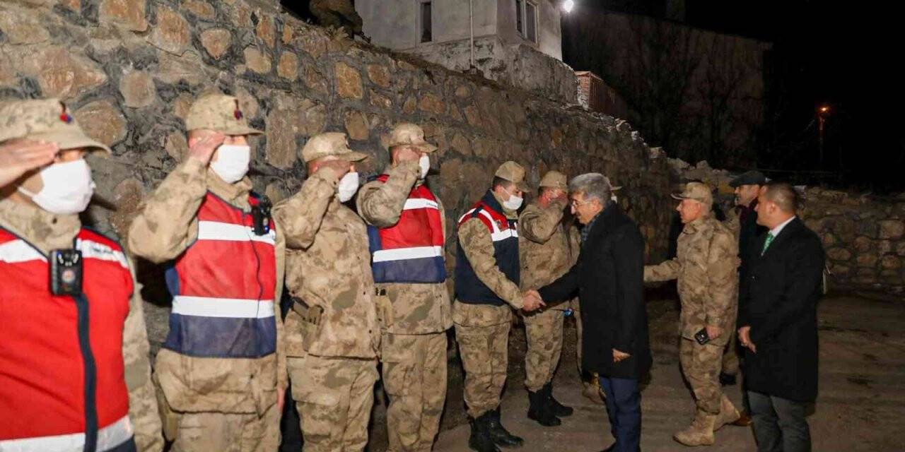 Van Valisi Bilmez, yeni yıla nöbette olan güvenlik güçleriyle girdi