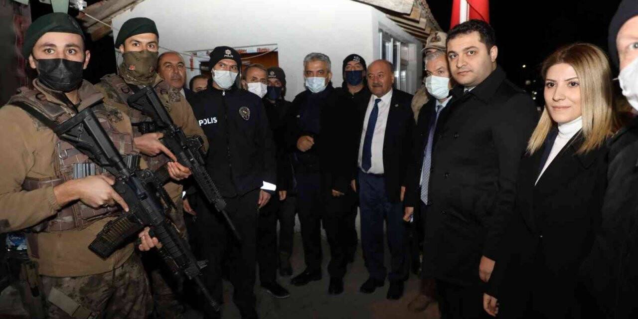 Vali Makas, güvenlik kontrol noktalarındaki personelin yeni yılını kutladı