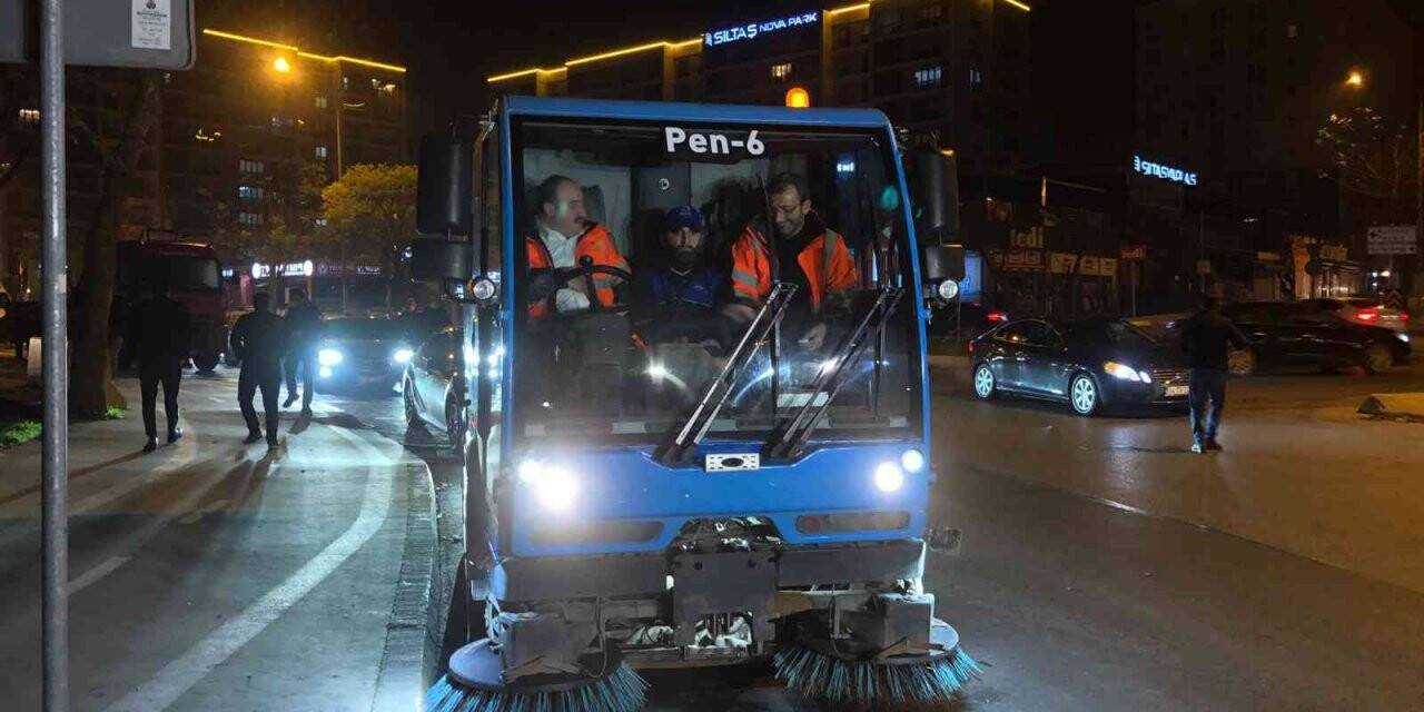 Bakan Varank yılbaşına temizlik görevlileri ile birlikte girdi