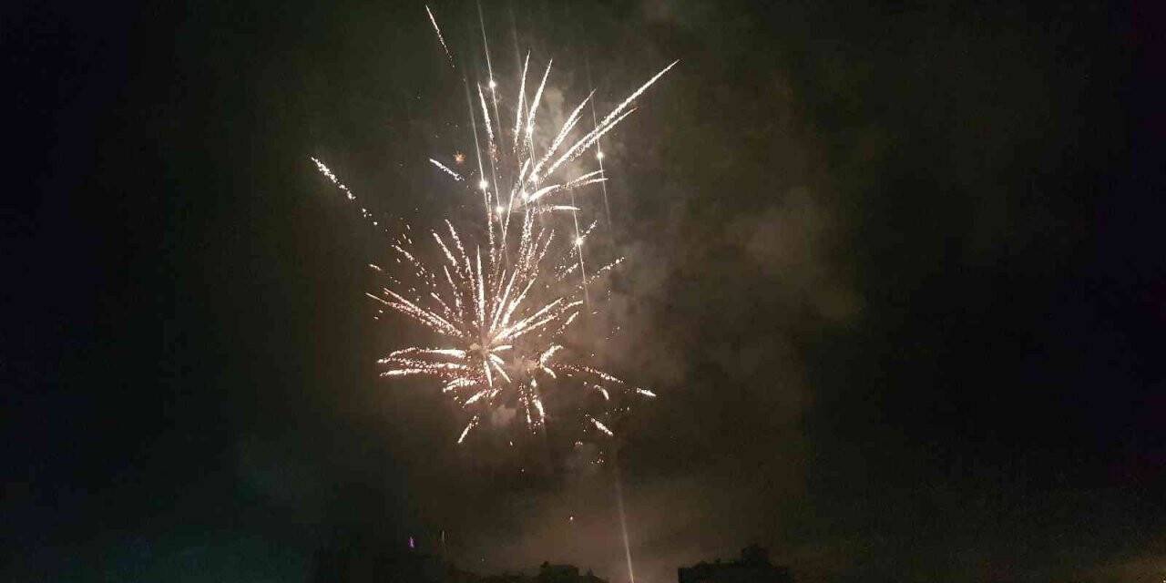 Kosova’da vatandaşlar yeni yılı havai fişeklerle karşıladı