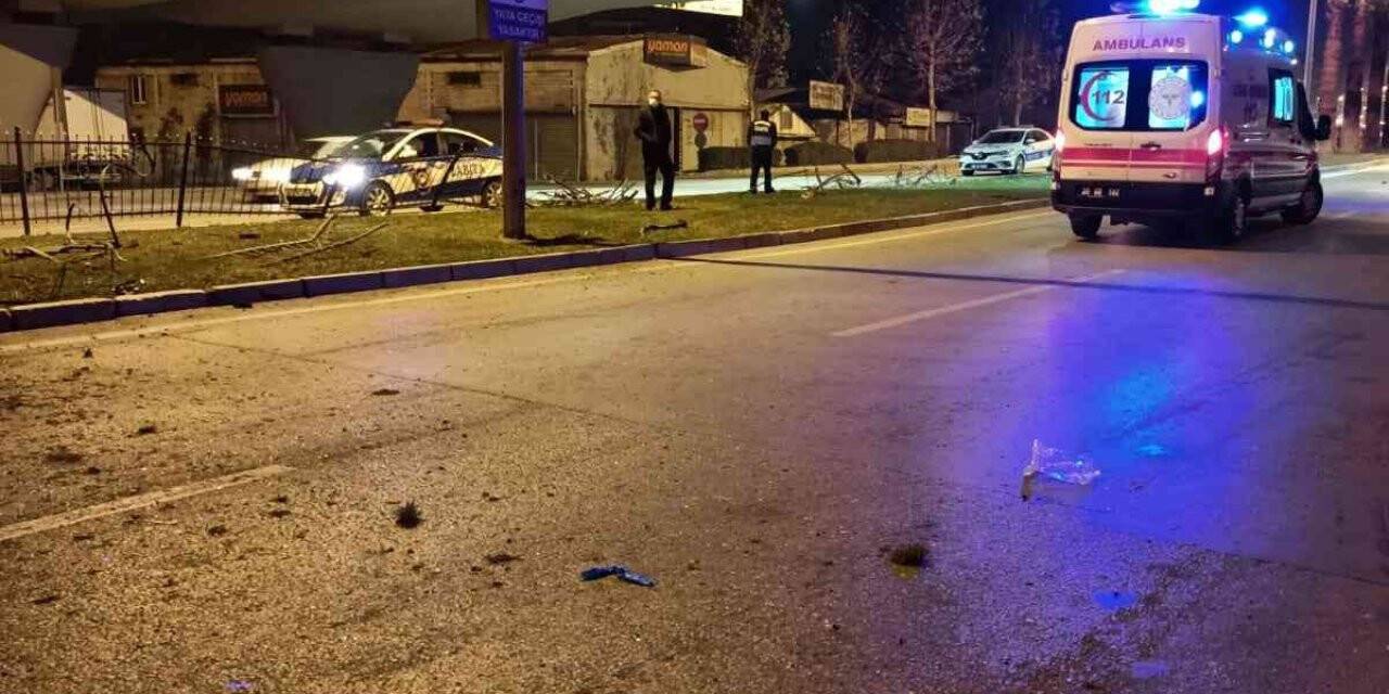 Minibüs demir bariyer ve ağaçları biçti: 2 ölü, 3 yaralı
