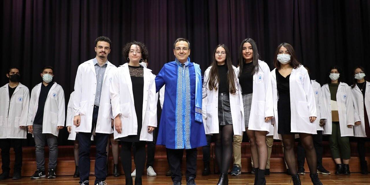 Geleceğin hekimleri beyaz önlüklerini giydi