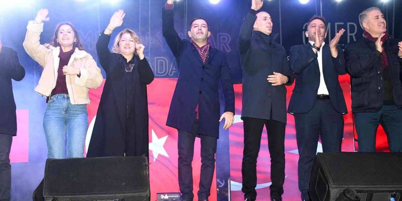 Kuşadası yeni yıla sokak partisiyle girdi