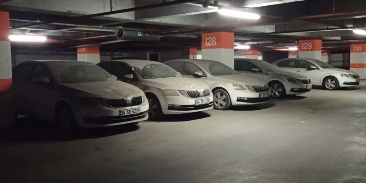 Oto galeri sitesinin otoparkında stoklanmış onlarca araç görüntülendi