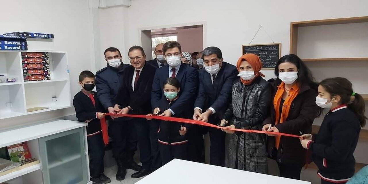 Şuhut’ta iki okulda kütüphane açıldı