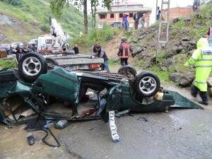 Trabzon'da otomobil devrildi: 4 yaralı