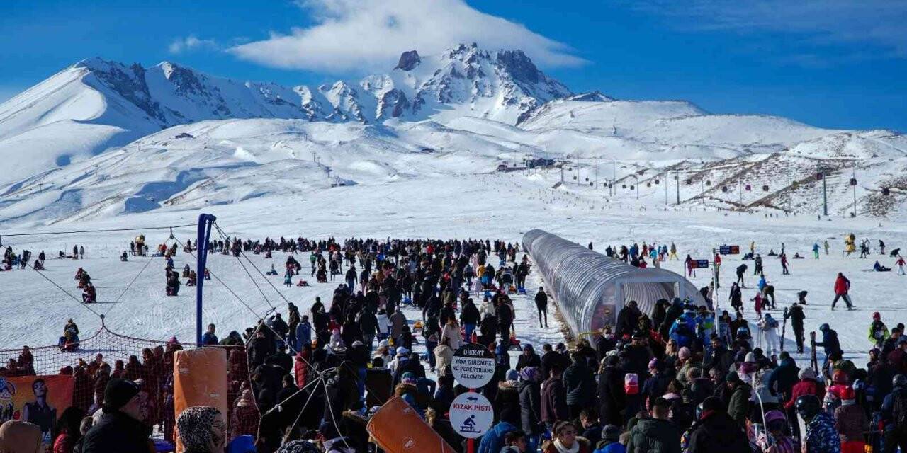 Erciyes hafta sonunda 30 bin turist ağırladı